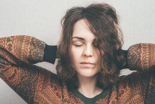 Ragazza che medita con gli occhi chiusi