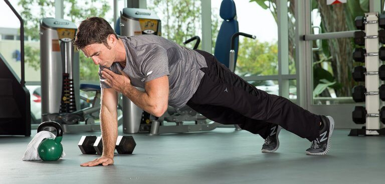 Ragazzo che si allena in palestra