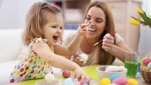 Mamma con la figlia, pensando a non trasformarla in una piccola narcisista