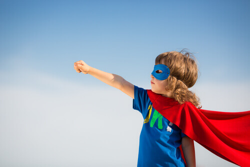 Bambina vestita da supereroe, rappresentando la mindfulness per gestire le emozioni