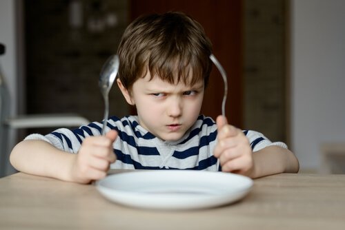 Bambino tiranno arrabbiato e che non vuole mangiare