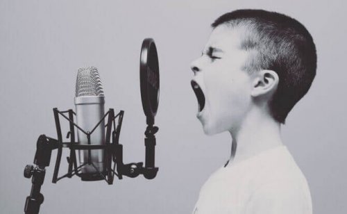 Bambino che canta davanti a microfono