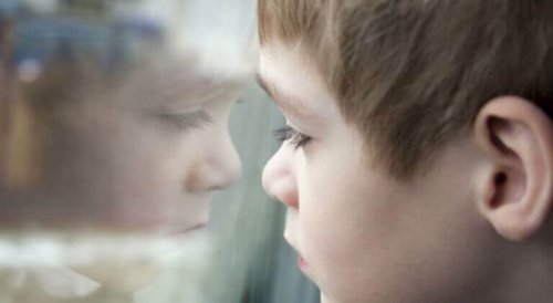 Un bambino che guarda dall finestra