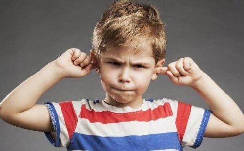 Bambino che si tappa le orecchie