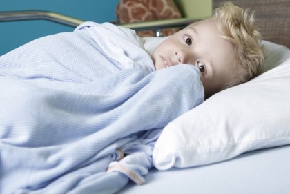 Bambino su letto di ospedale