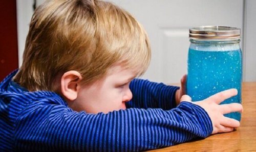 Un bambino che tiene in mano il vaso della calma