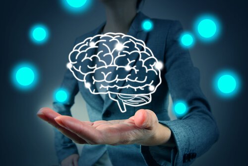 Mano con cervello