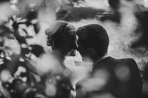 Coppia dietro le foglie