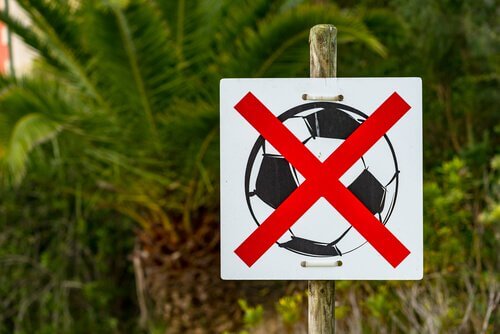 Cartello che vieta di giocare a palla per i bambini.