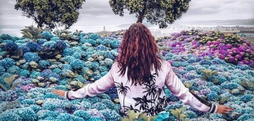 Donna che cammina in mezzo ai fiori