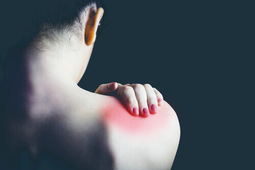 Donna con dolore alla schiena