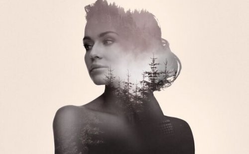 Una donna con la natura dentro il corpo