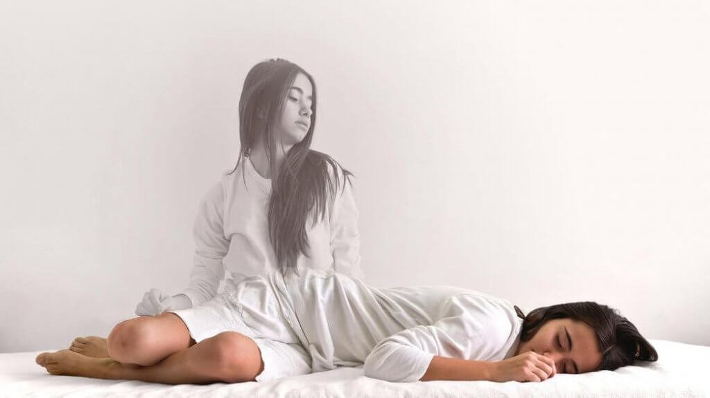 Donna sdraiata a letto con paralisi del sonno