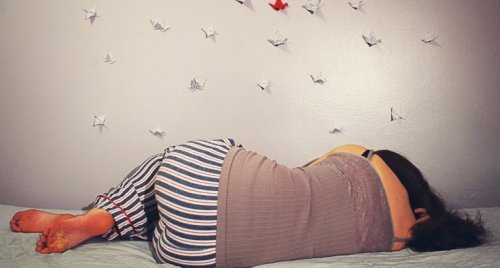 Donna che dorme ed è connessa ai suoi sogni