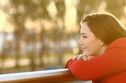 Donna felice per il fatto di sentirsi motivata