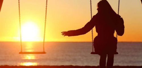 Donna mentre ripensa a qualcuno che se n'è andato