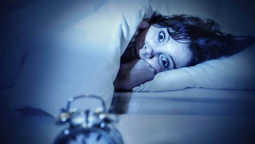 Donna sveglia a letto con l'ansia per la paralisi del sonno