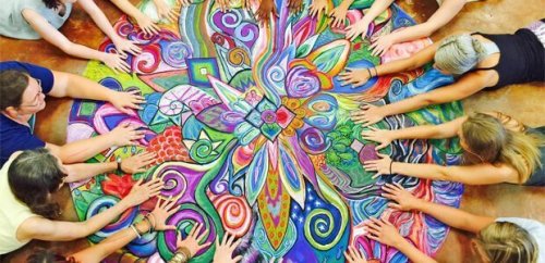 Gruppo di persone che praticano l'arteterapia