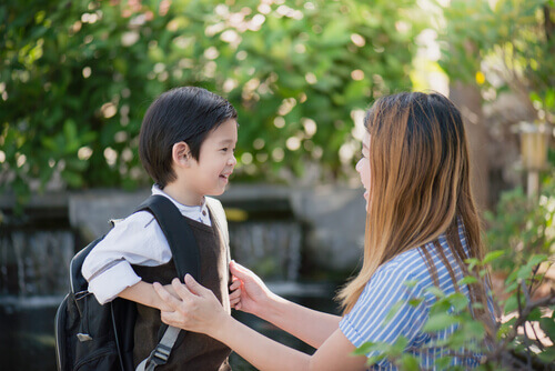 Mamma e bambino che va a scuola
