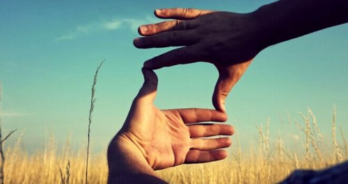 Mani che creano un'inquadratura e rappresentano il lavoro sul pensiero divergente