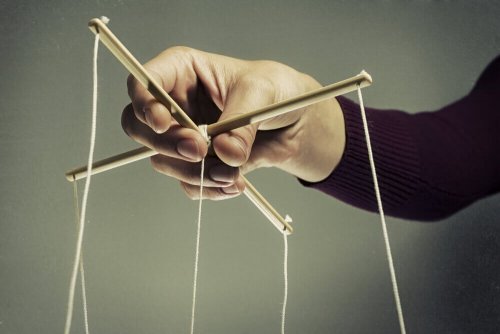 Fili di burattini simbolo delle tecniche di manipolazione