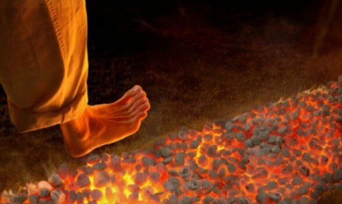 Firewalking: pericolosa tecnica di motivazione