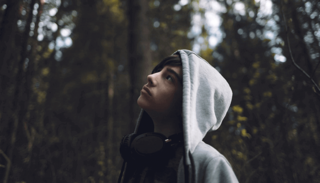Ragazzo adolescente nel bosco, alla ricerca della sua identità