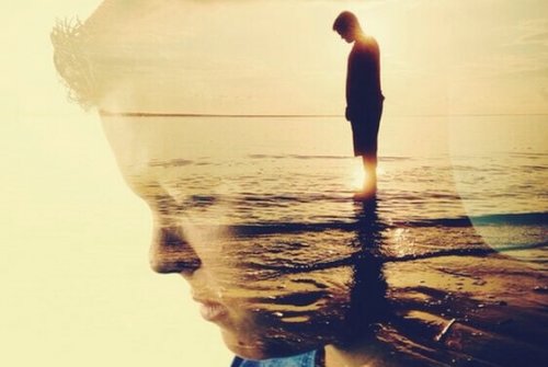 Profilo di uomo triste al mare