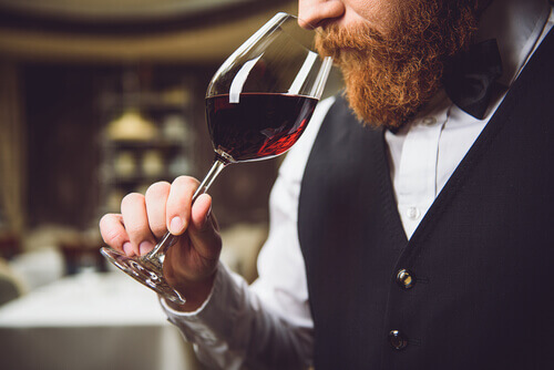 Sommelier che annusa il vino