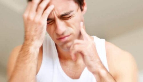 Uomo con dolori in bocca