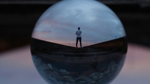 Uomo con personalità INFJ all'interno di una sfera