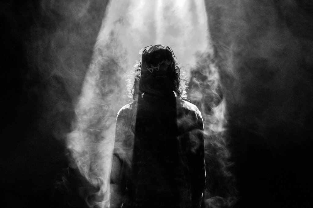 Uomo di spalle al buio