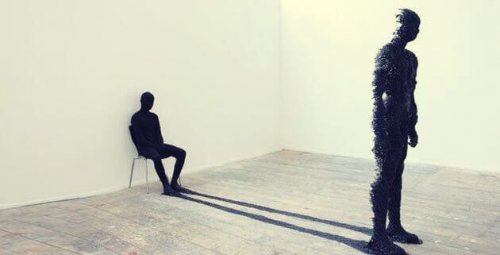 Uomo seduto che rappresenta l'archetipo dell'ombra