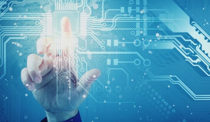 Mano che tocca un circuito