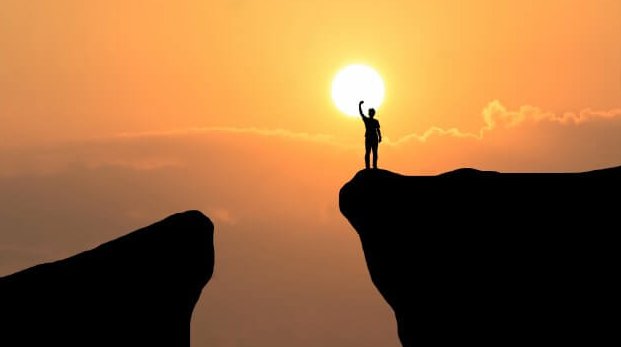 Uomo vicino a un precipizio