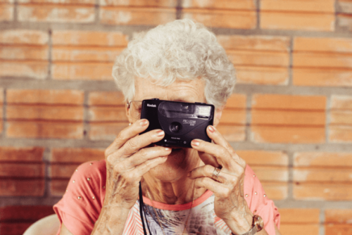 Anziana che scatta una fotografia