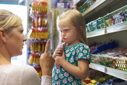 Bambina che fa i capricci al supermercato