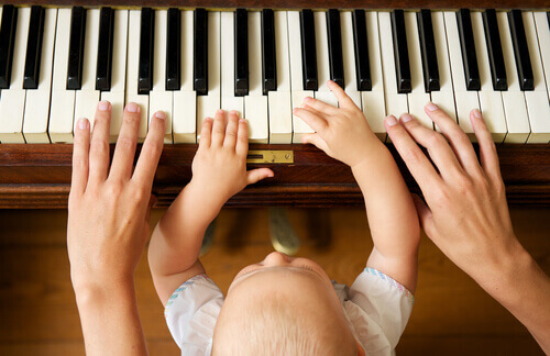 Neonato suona il pianoforte