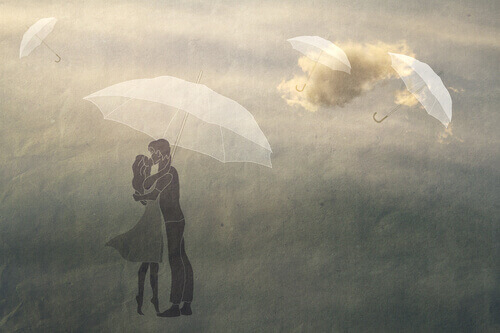 Coppia che si bacia sotto ad un ombrellone
