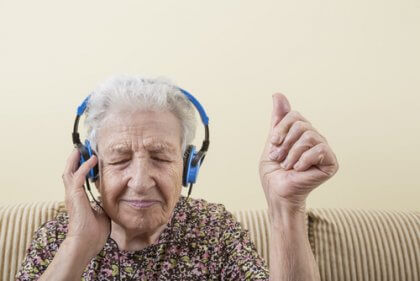 Donna anziana che ascolta la musica