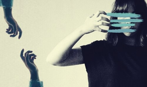 Donna con strisce celesti