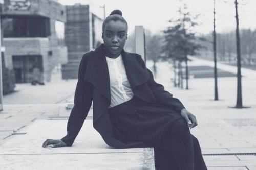 Donna di colore seduta