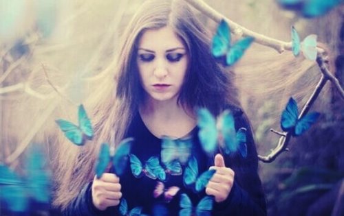 Donna, recupera il potere in un mondo che ti spinge a tacere