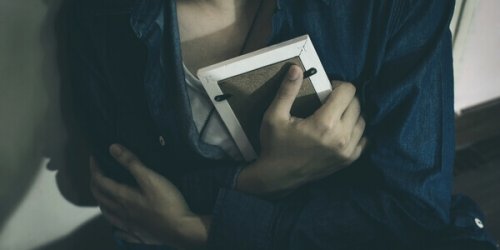 Donna che stringe una foto