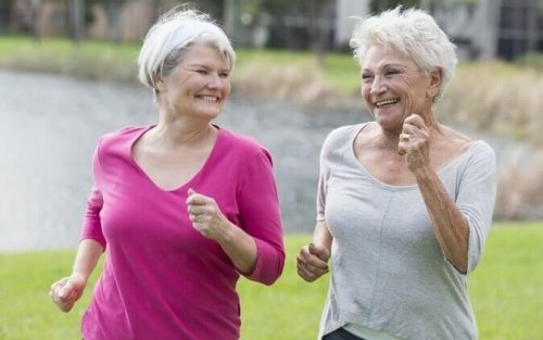 Donne anziane che fajogging per invecchiare felici