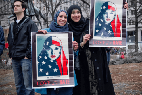 Donne islamiche con cartelli contro la xenofobia