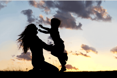 Mamma e figlio che si abbracciano