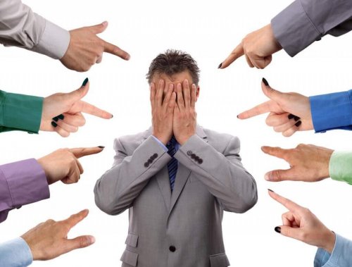 Delle mani che indicano una persona