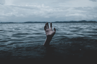 Mano che spunta dall'acqua