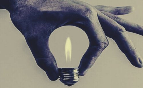 Mano che forma una lampadina, come rappresentazione delle idee delle frasi di Anna Freud